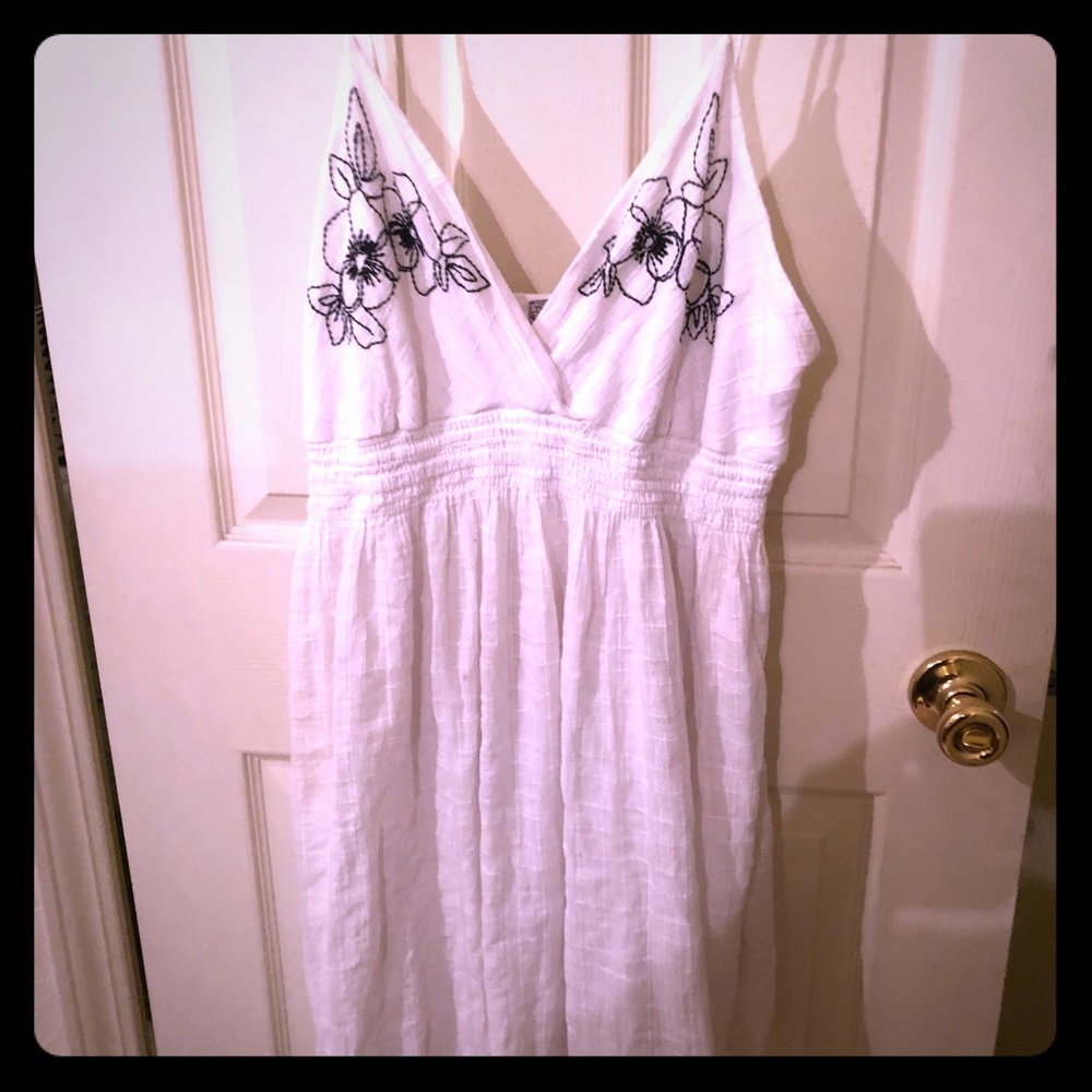 3X flower embroider on bust black on white midi